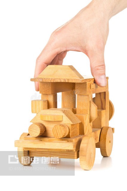 玩木(mù制玩具車(chē)的男人Man playing with wooden toy car